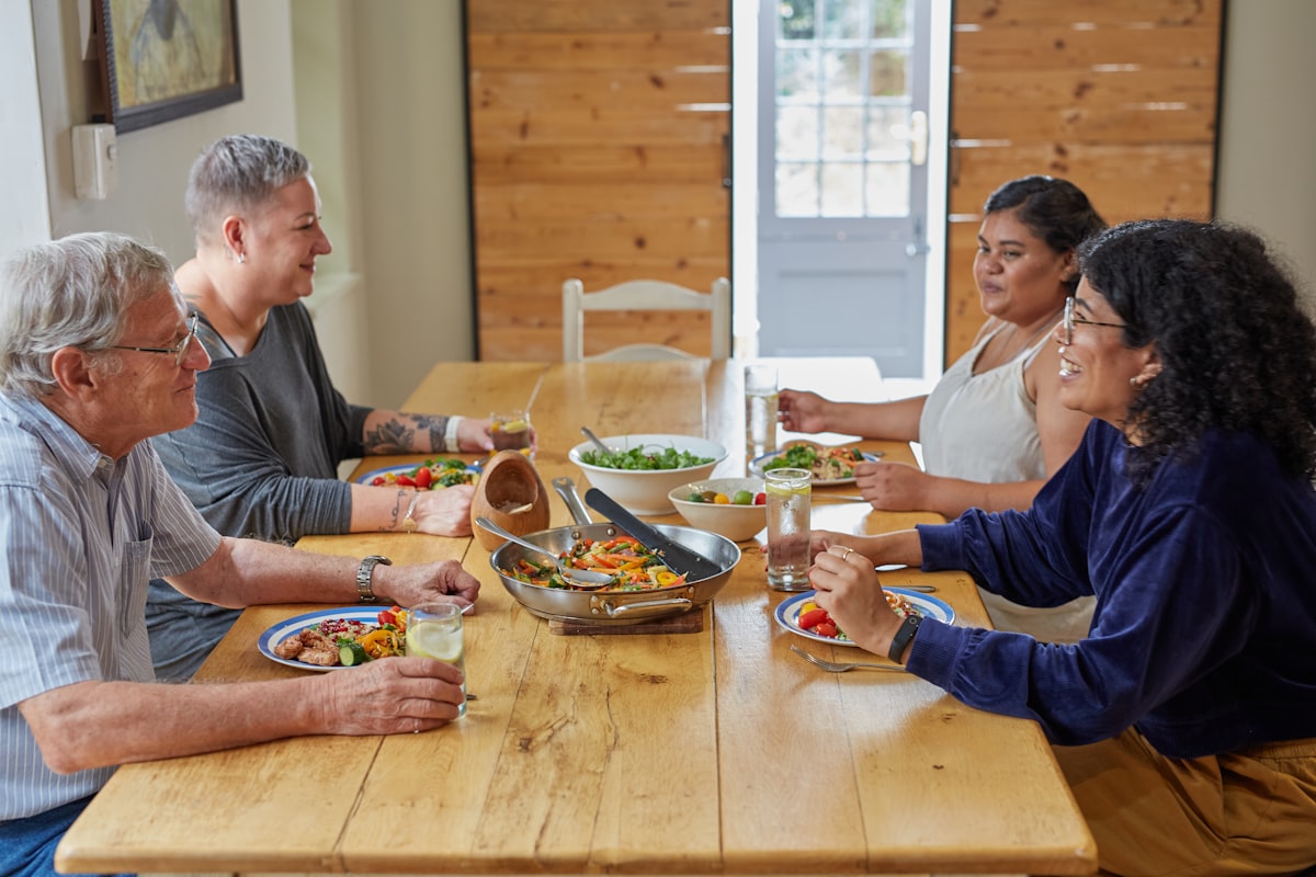 Personas mayores de 50 haciendo ejercicio y comiendo saludable